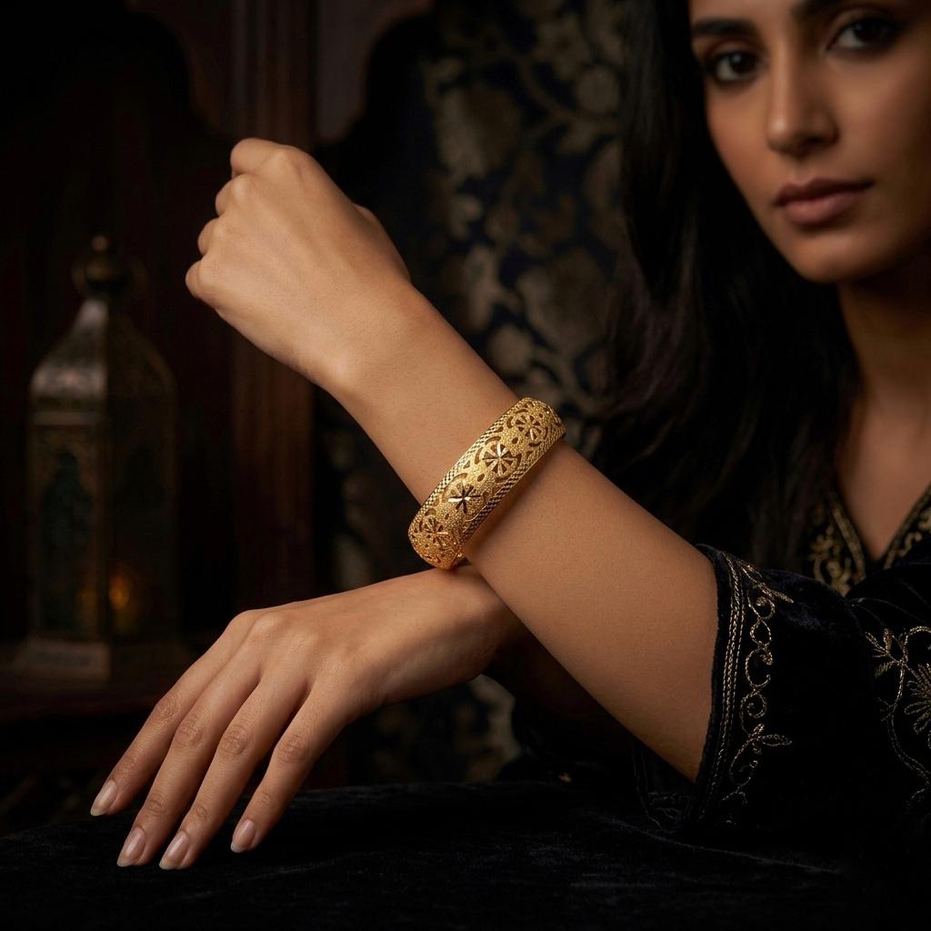 Bracelet jonc marocain large creux découpé au laser en or 14 carats Réf. : ILC23